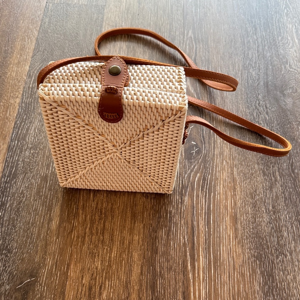 Chic Tan Woven Crossbody Bag - Picture 3 of 4